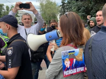 "Геть з Дніпра!": активісти розігнали проросійський мітинг "за мир", кадри