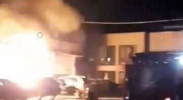 Вогонь охопив автомобілі під Харковом, спалена машина кандидата в мери: кадри НП