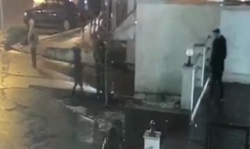 В Харькове открыли огонь по человеку, момент выстрела попал на видео: "Пробежал несколько метров и упал"