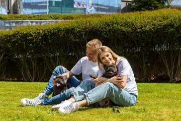 Вагітна дружина зірки збірної Зінченко захопила фотосесією в прозорому вбранні: "Просто неперевершена"