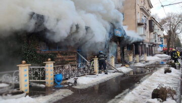 Масштабный огонь уничтожил популярный ресторан в центре Кривого Рога: видео последствий