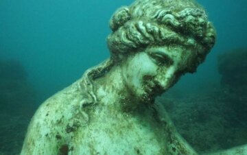 Подводный археологический парк Байя в Поццуоли, Италия. Город ушел под воду в результате землетрясения, вызывного извержением вулкана