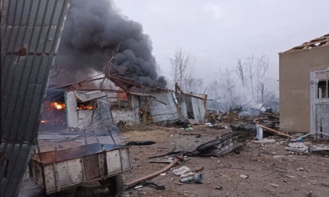 Війська РФ завдали нічного удару по мирному селу на Житомирщині, фото: горять будинки