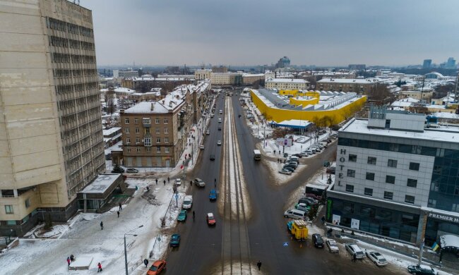 Головна дорога Дніпра довела до нервового тику городян, фото: "через рік після ремонту"