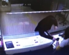 Під Києвом "обчистили" ювелірний магазин: момент зухвалого пограбування потрапив на відео