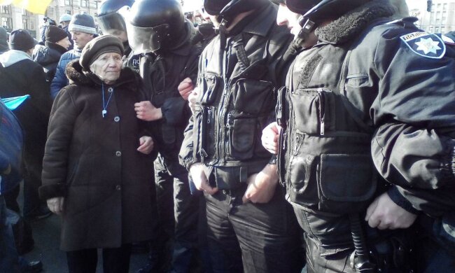 Полиция штурмовала офис ОУН (видео)