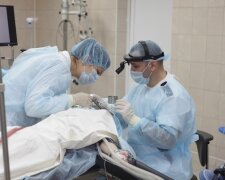 Лікарі борються за життя маленького українця: бабуся влаштувала тортури