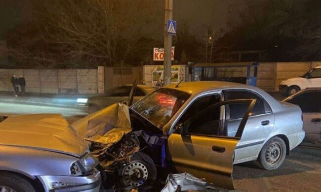 Моторошна ДТП в Дніпрі: відразу три машини перетворилися на купу металу, кадри з місця аварії