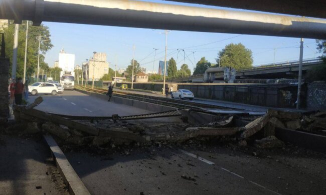 в Киеве упал мост