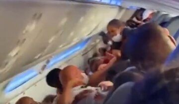 Масова бійка через місце в літаку потрапила на відео: "зчепилися 15 жінок"