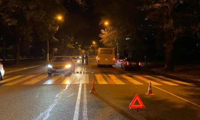 В Одесі маршрутка наїхала на пішохода на "зебрі: "відкинуло на авто", фото