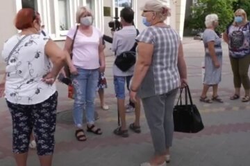 українці, на вулиці, в масках, пенсіонери, пенсіонерки, пенсії