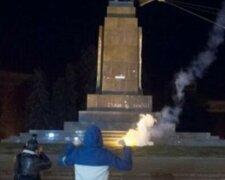 "Он рассыпается сам": активисты требуют снести в Харькове памятник советскому писателю, детали