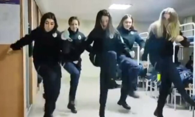"Сумно спостерігати": харківські курсантки танцювали під російський блатняк, відео