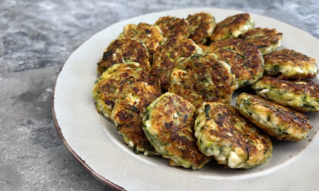 По-летнему вкусно: "Мастер Шеф" Глинская дала рецепт вкусных сырников с кабачками, видео