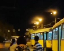 Дніпрянин потрапив під трамвай, кадри: визволити чоловіка намагалися медики і рятувальники