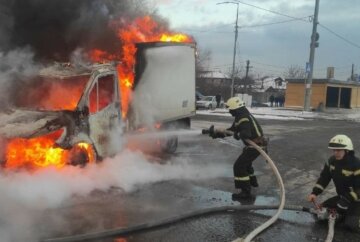 На київській трасі вантажівку охопило полум'я, повалив густий дим: відео НП
