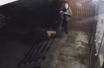 Нічний вандалізм у Києві: підлітки влаштували підпали під'їздів, відео з місця
