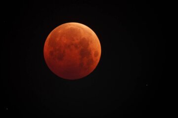 Місячне затемнення: яким знакам Зодіаку сьогодні доведеться несолодко