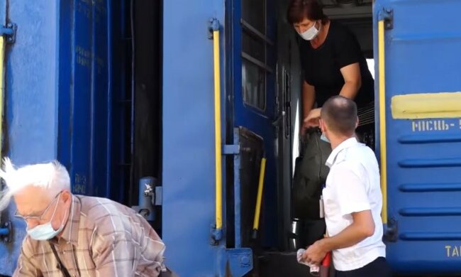 "Укрзалізниця" довела пасажирів до бунту, гримить скандал: "запропонували вийти в годину ночі...."