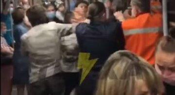 "Сдали нервы": в метро Харькова пассажир устроил драку из-за маски, видео