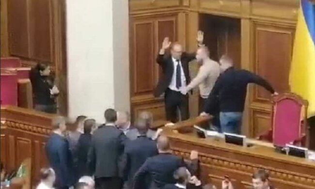 Тимошенко захватила место Разумкова в Раде, идут жесткие стычки: кадры атаки
