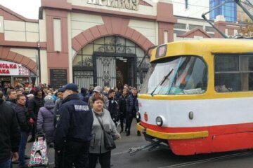 Вдарили ножем і втекли: біля Привозу дівчата напали на хлопця, фото