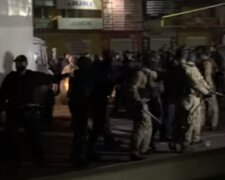 Самосожжение и драка со спецназом: на рынке "7 километр" взбунтовались иностранцы, видео противостояния