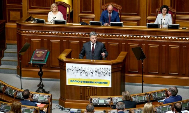 Порошенко внес изменения в закон о героях Украины