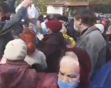 Під Одесою маски кинули в натовп пенсіонерів, почалося свавілля: відео