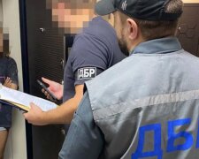 Троє поліцейських із Дніпра відібрали у людей сотні тисяч: подробиці злочинної схеми