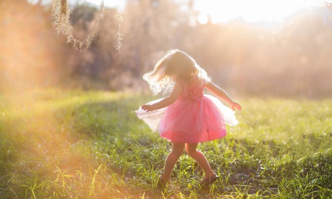 Joy-girl-child-pink-skirt-summer-sunshine_1920x1200