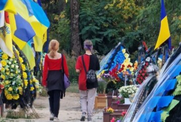 Неповнолітні спаплюжили могии українських захисників: дорослих не боялися і поводилися агресивно, фото