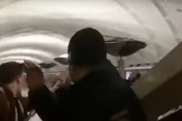 Чудо произошло в метро Харькова, видео: "прыгнула на рельсы и..."