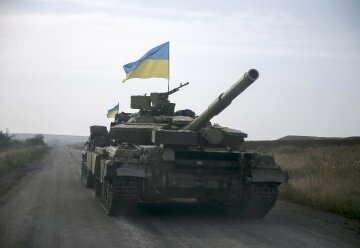 A Ukrainian tank is seen near the eastern Ukrainian town of Popasna