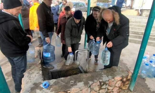 отключение воды, толпа у колонки