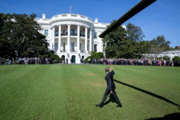 обама приветствует американцев, собравшихся у Белого Дома