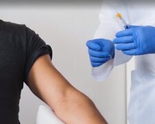 "Стоит понаблюдать": врач посоветовал украинцам не спешить с прививкой от вируса, в чем причина
