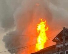 Мощный пожар вспыхнул в жилом доме Харькова, есть погибшие: кадры ЧП