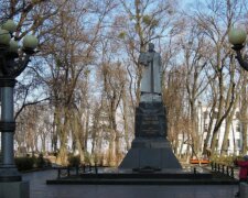 У центрі Києва зіпсували пам'ятник радянському генералу: кадри наслідків