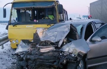 Skoda врезалась в маршрутку с пассажирами, выжили не все: "Тело зажало внутри"