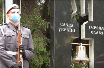 "У них відсутня совість": у Києві вандали облили фарбою пам'ятник воїнам АТО, фото