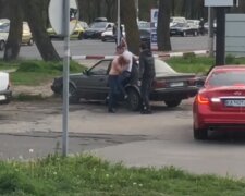 В Одесі таксисти побилися посеред вулиці: відео розлетілося по мережі