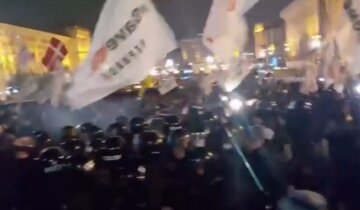На Майдані почали жорстко розганяти мітингувальників: кадри переполоху