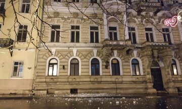 "Одеса стає все менше": у центрі міста біля мерії розсипаються будівлі, кадри