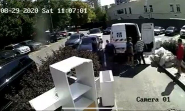 У Києві банда аферистів обчистила квартиру, відео: збиток мінімум на півмільйона