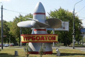 У Харкові обстріляли Турбоатом, людям довелося екстрено бігти в бомбосховище: "Прилетіло не тільки на нашу територію"