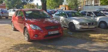 В Одессе водители захватили парк и превратили его парковку: кадры безобразия