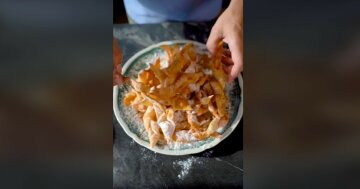 Вкус из детства: "Мастер Шеф" Ярославский дал рецепт домашней выпечки с сахарной пудрой