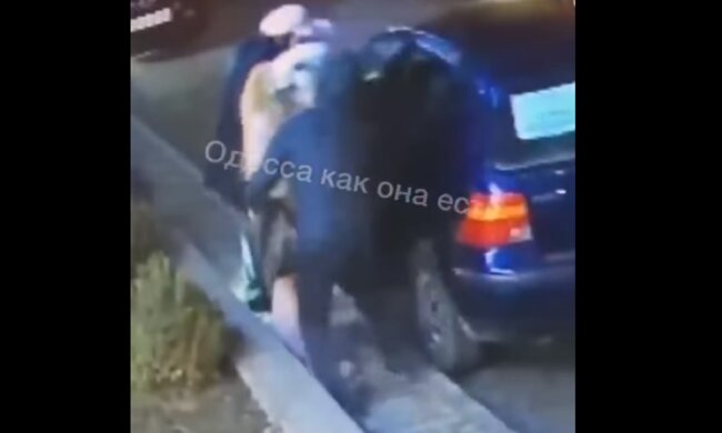 В Одессе мужчину застукали за мерзким занятием, видео: "проводил даму, а потом..."